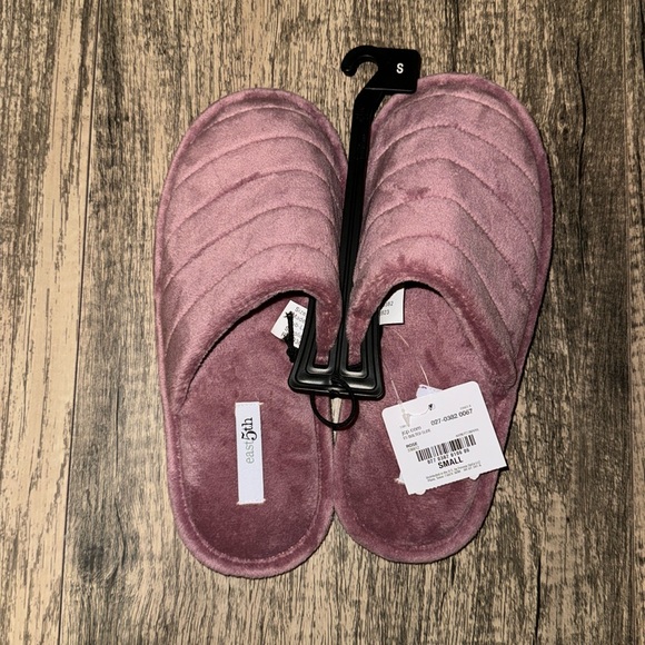 NWT Never Worn “rose” slippers - Picture 1 of 3